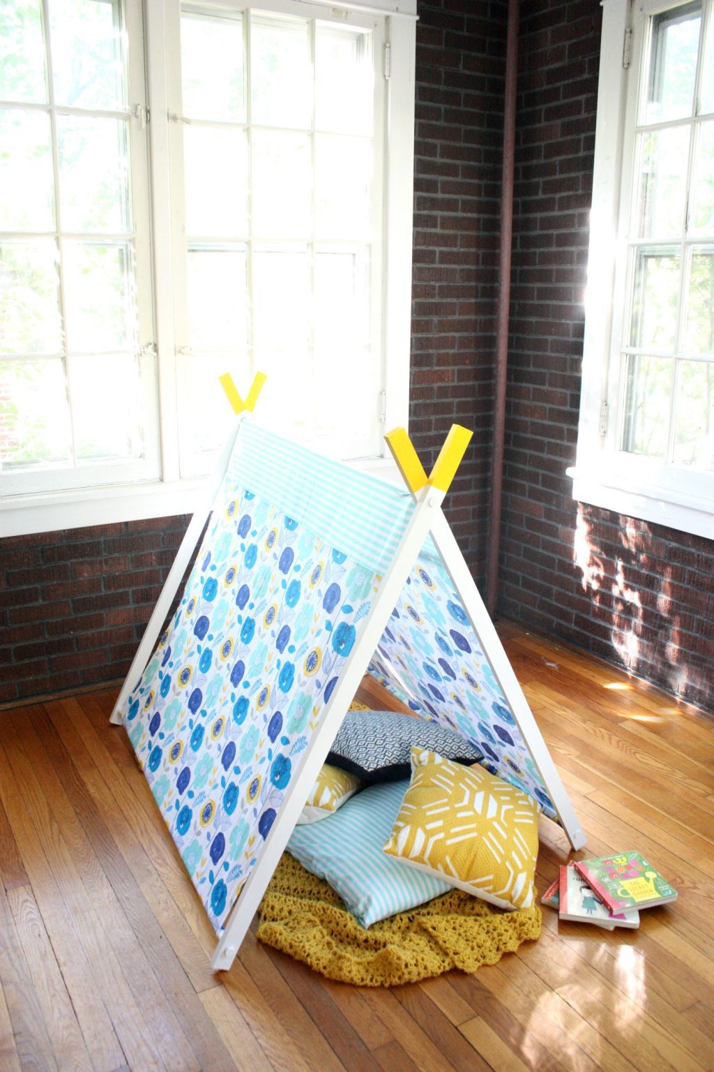 DIY Kids Play Tent Tutorial featured by top US craft blog, The Pretty Life Girls
