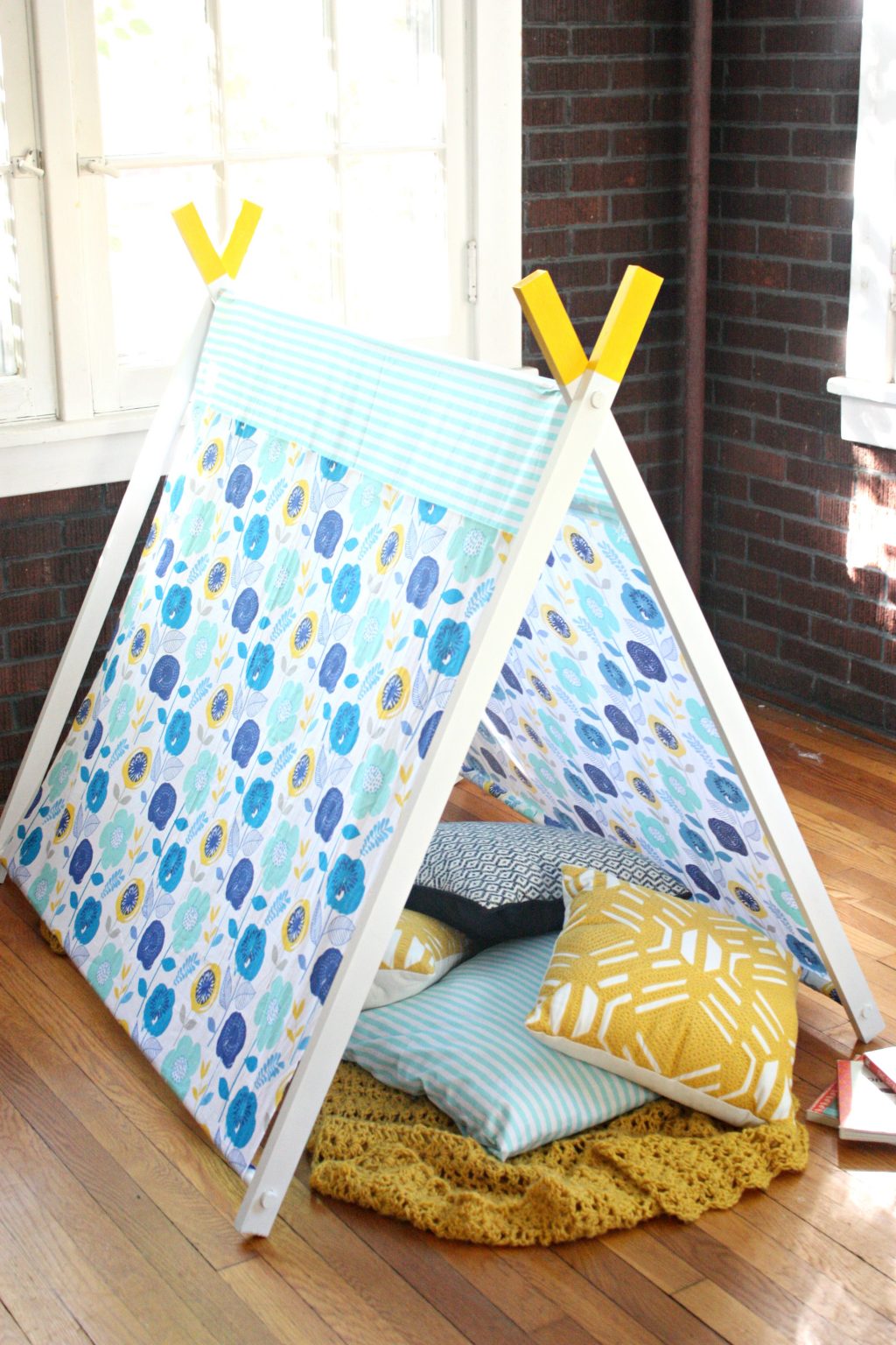 DIY Kids Play Tent | DIY Craft Projects | The Pretty Life Girls