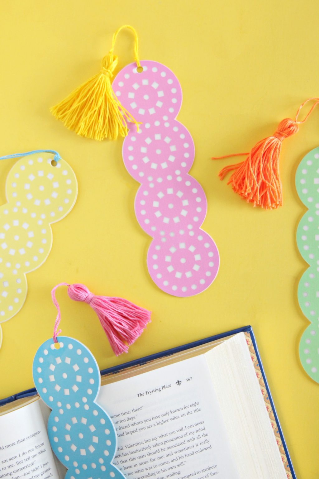 10 Silhouette CAMEO Projects for Beginners + a tutorial featured by Top US Craft Blog + The Pretty Life Girls + Lace-Cut Summer Reading Bookmarks