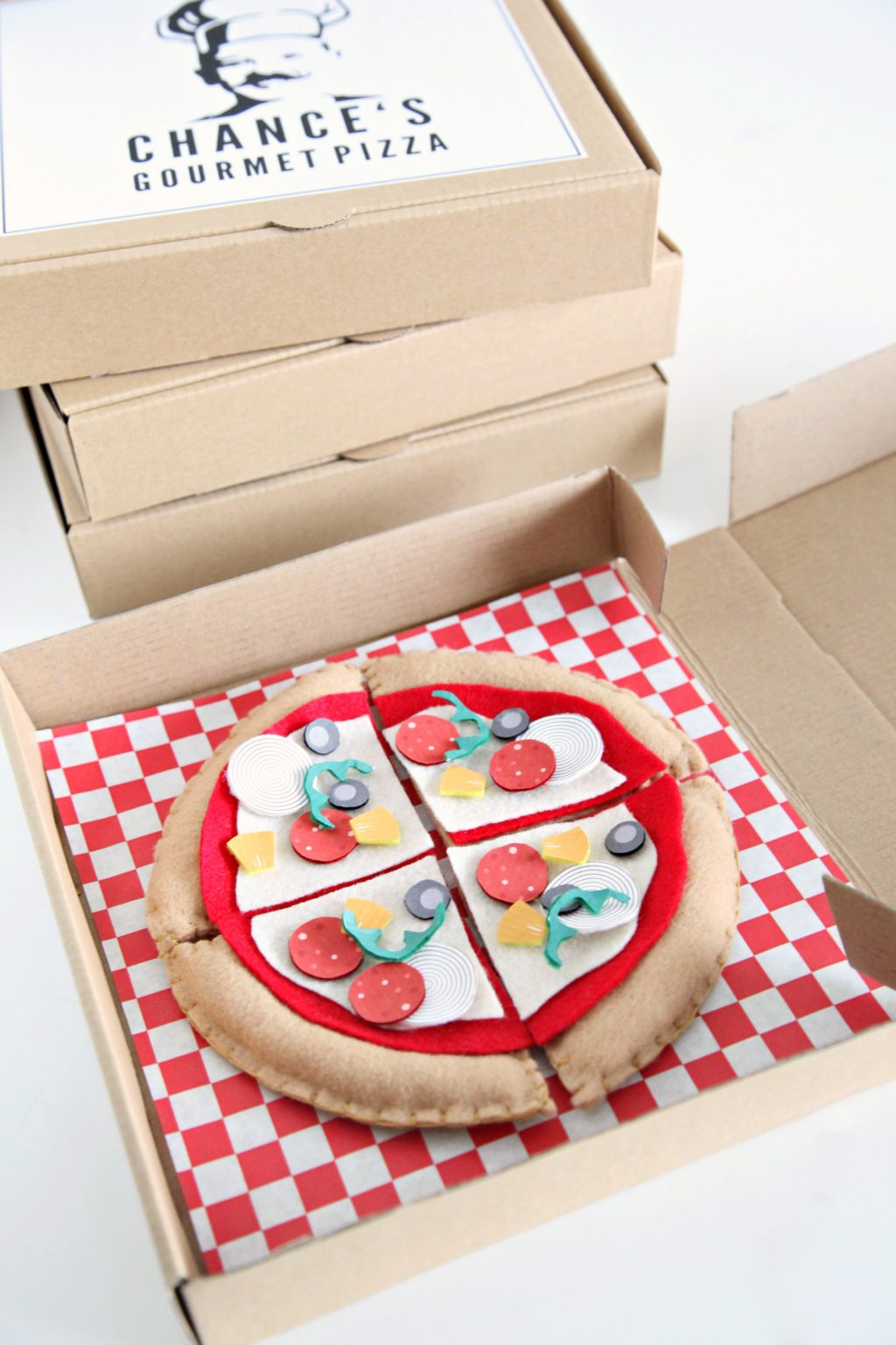 7 DIY Birthday Party Essentials You Can Make by Yourself + a tutorial featured by Top US Craft Blog + The Pretty Life Girls: DIY Felt Pizza Party Favors