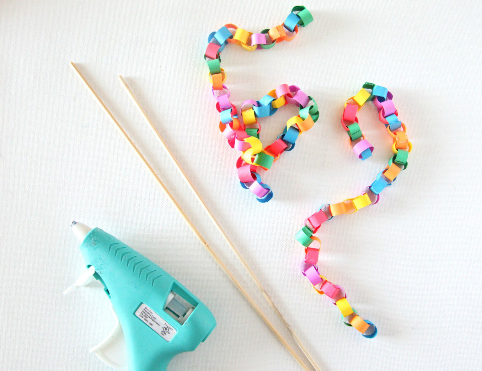 Adorable DIY Mini Paper Chain Cake Topper Tutorial | The Pretty Life Girls