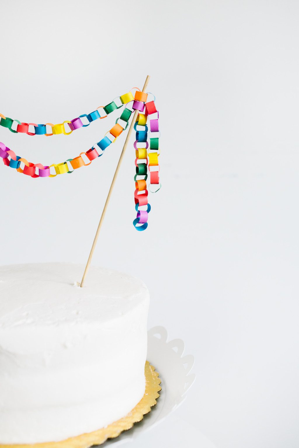 Adorable DIY Mini Paper Chain Cake Topper Tutorial | The Pretty Life Girls