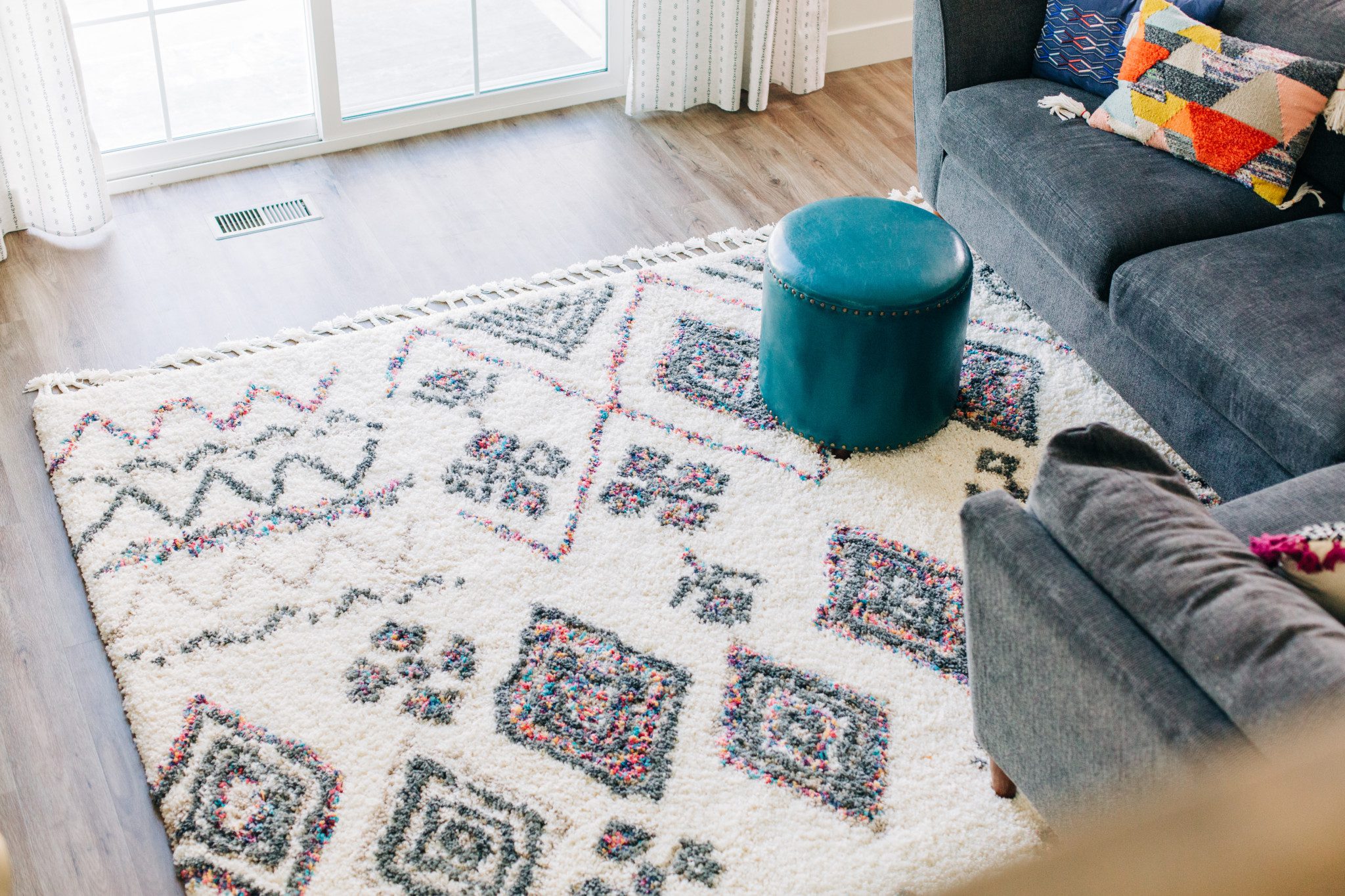 How to Decorate a Rental Home: 5 Easy Ways | The Pretty Life Girls