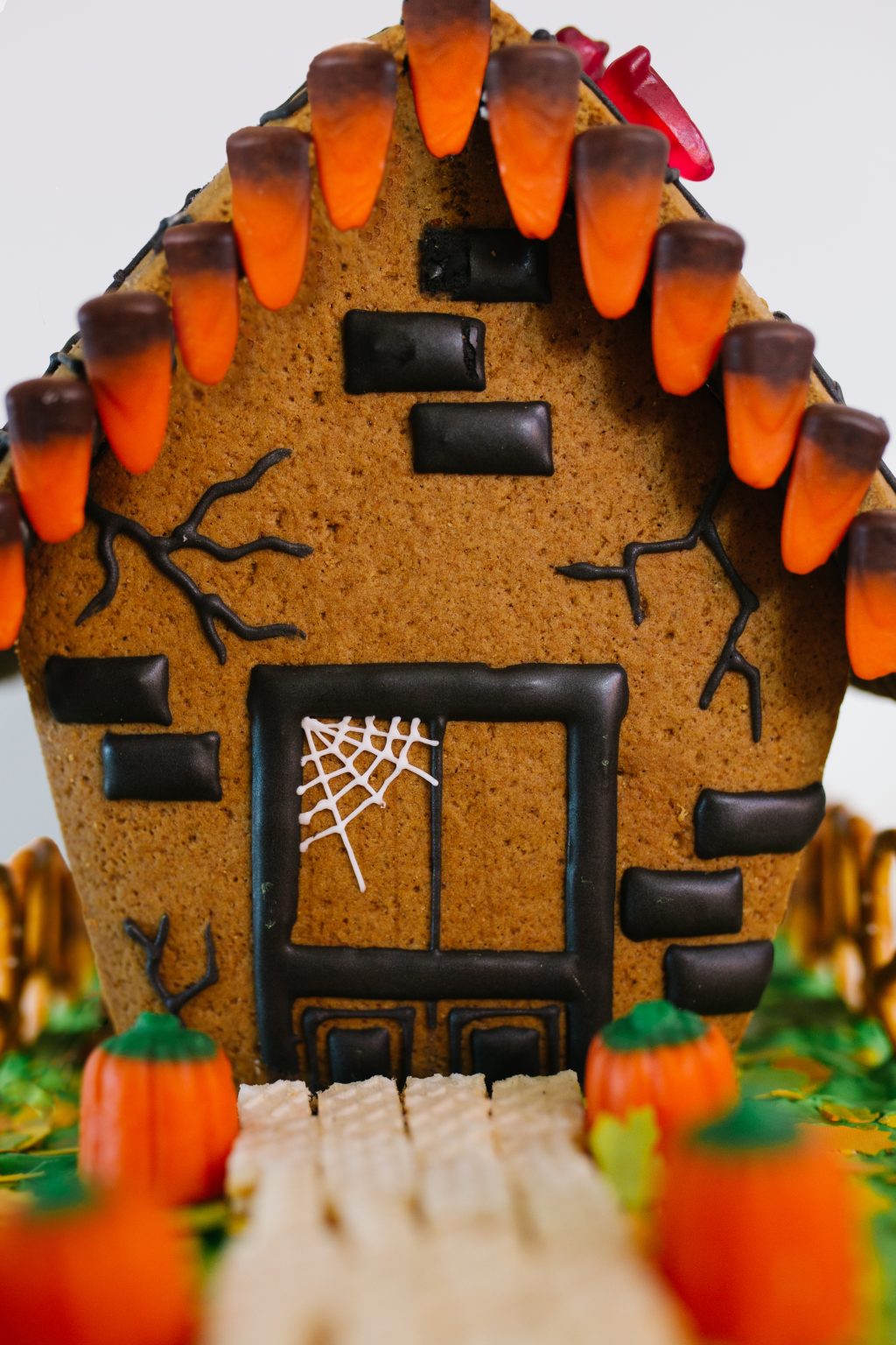 how-to-make-haunted-halloween-gingerbread-houses-the-pretty-life-girls