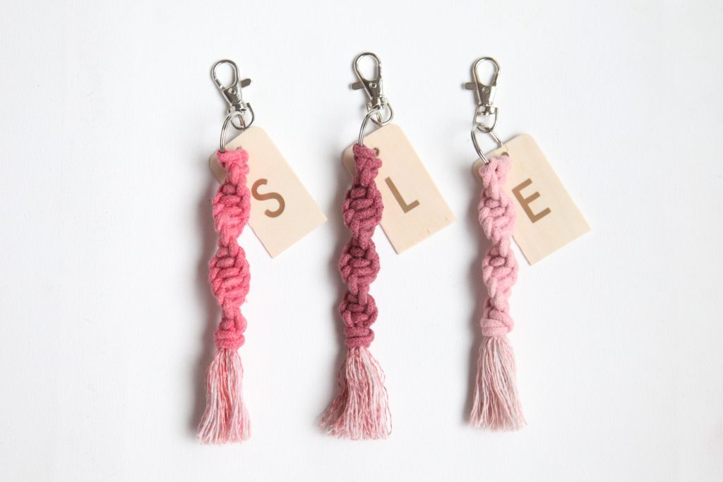 A Step by Step DIY Macrame Keychain Tutorial + a tutorial featured by Top US Craft Blog + The Pretty Life Girls