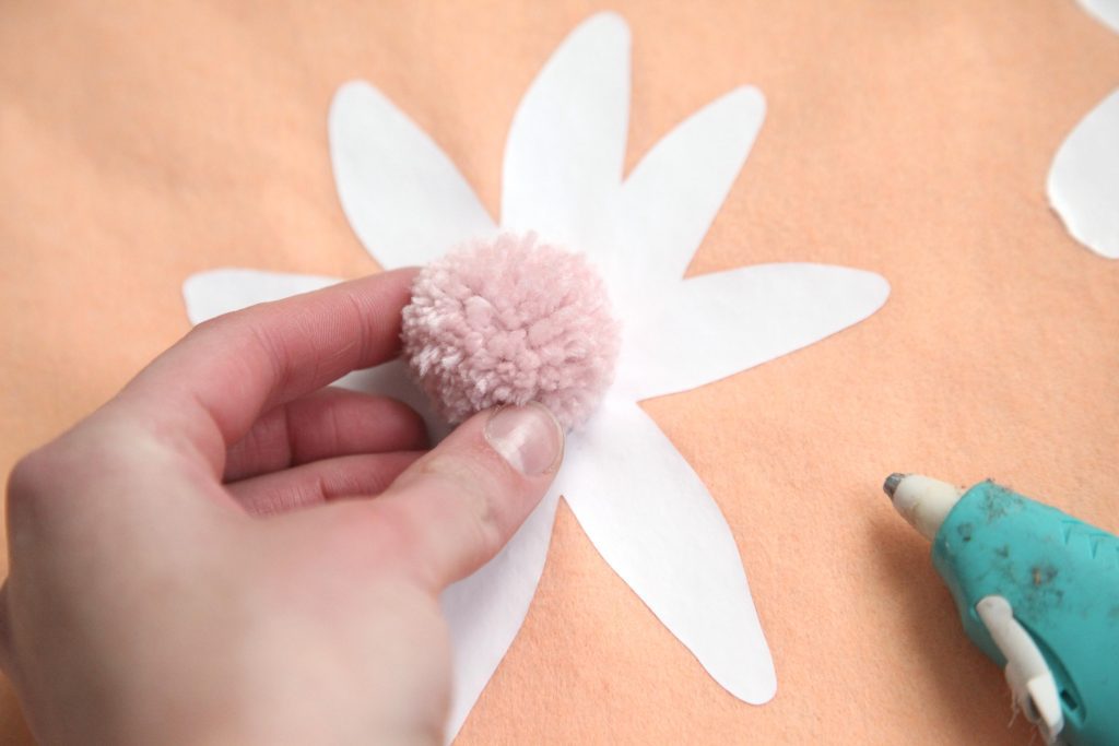 Spring Craft: DIY Floral Felt Wall Hanging + a tutorial featured by Top US Craft Blog + The Pretty Life Girls