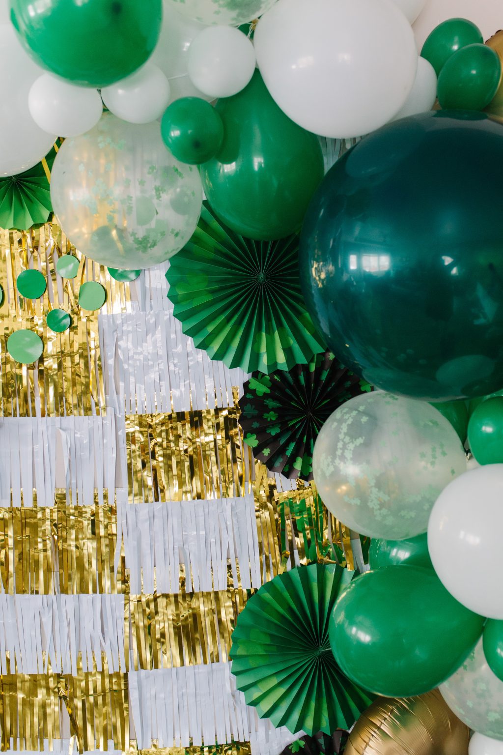 Lucky St Patrick's Day Backdrop and Photobooth + a tutorial featured by Top US Craft Blog + The Pretty Life Girls