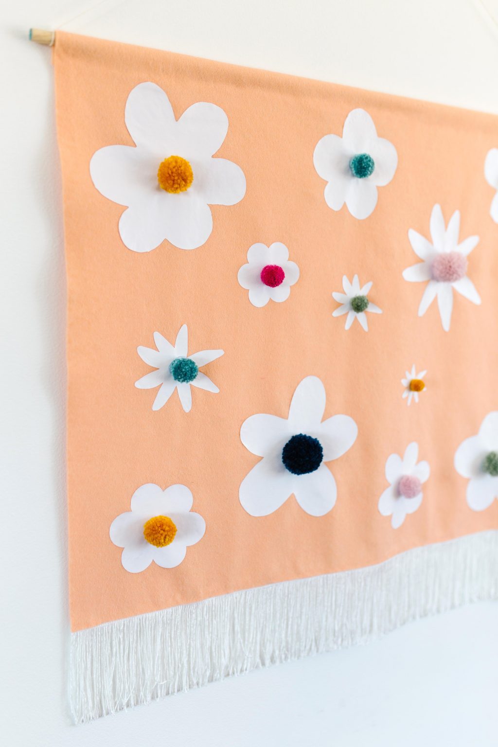 Spring Craft: DIY Floral Felt Wall Hanging + a tutorial featured by Top US Craft Blog + The Pretty Life Girls