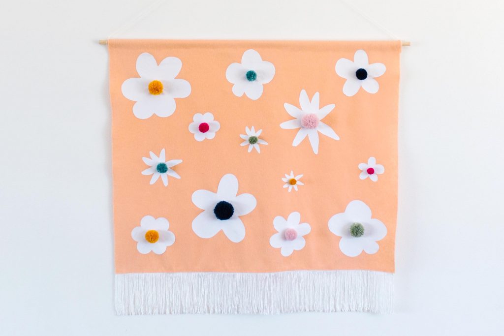 Spring Craft: DIY Floral Felt Wall Hanging + a tutorial featured by Top US Craft Blog + The Pretty Life Girls