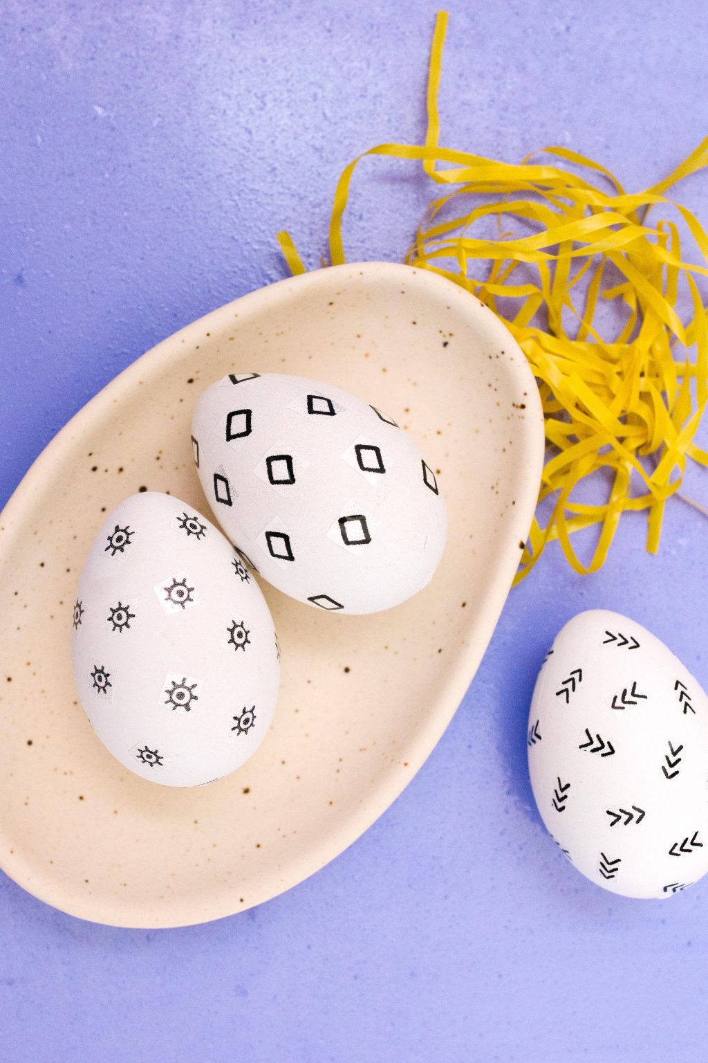 3 Creative Ways for Decorating Easter Eggs with Personalized Tape + a tutorial featured by Top US Craft Blog + The Pretty Life Girls: + Minimal Black and White