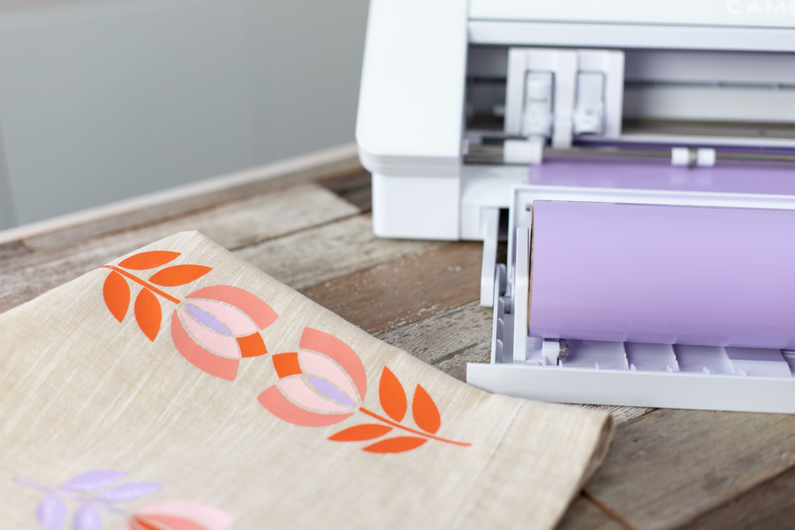 A Spring Floral DIY Vinyl Table Runner (VIDEO) + a tutorial featured by Top US Craft Blog + The Pretty Life Girls
