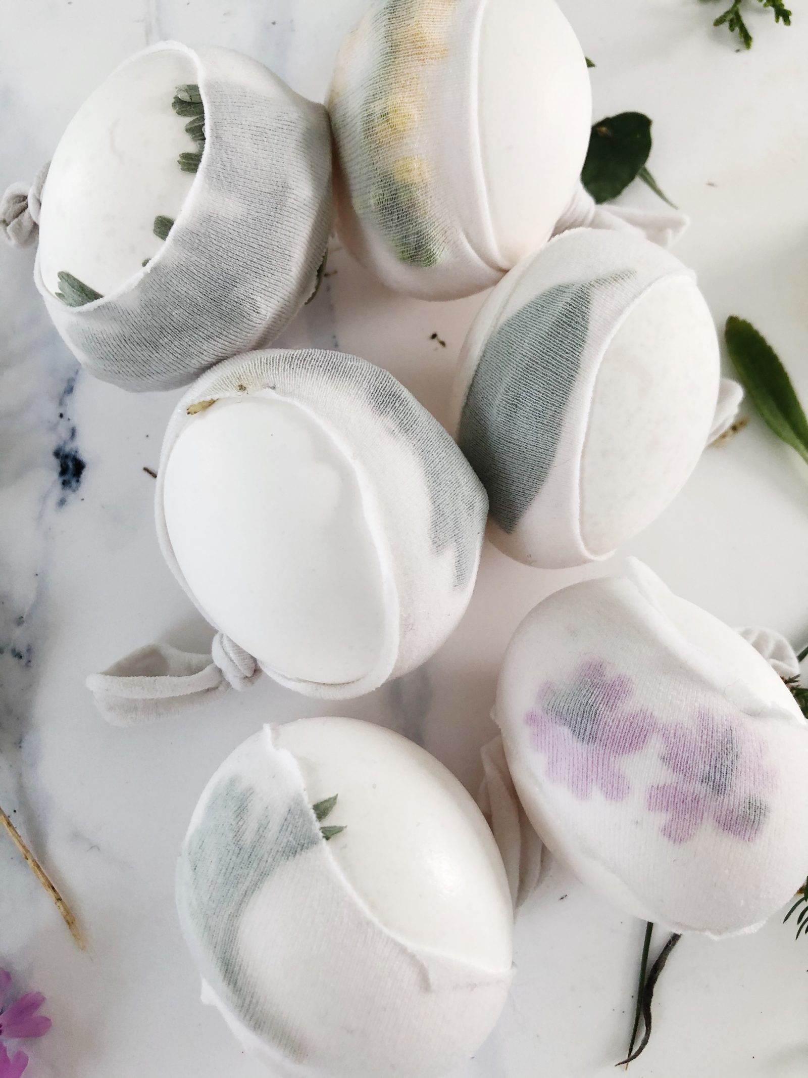 Easter Crafts: How to Dye Eggs Naturally with Onion Skins + a tutorial featured by Top US Craft Blog + The Pretty Life Girls