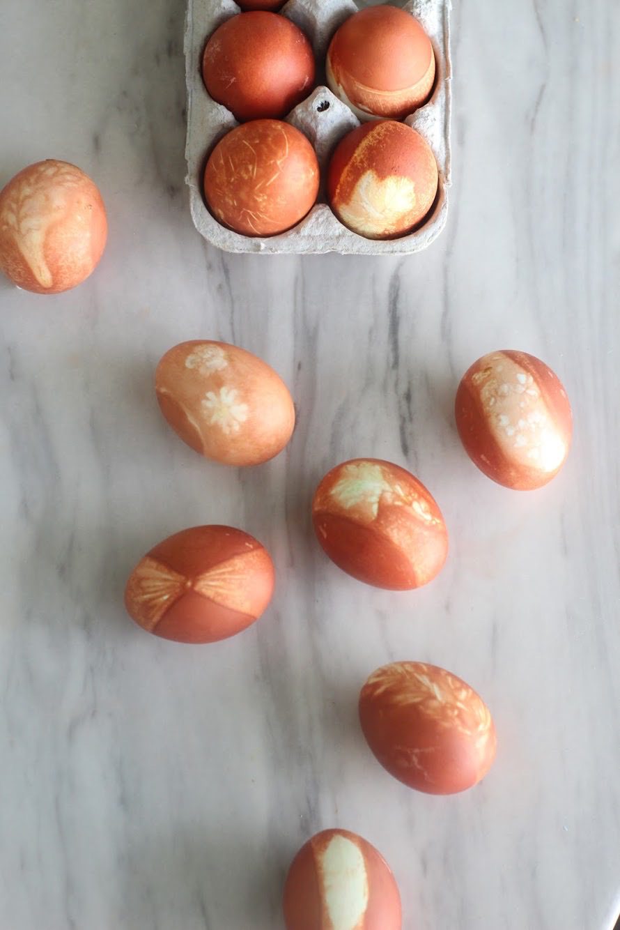 Easter Crafts: How to Dye Eggs Naturally with Onion Skins + a tutorial featured by Top US Craft Blog + The Pretty Life Girls