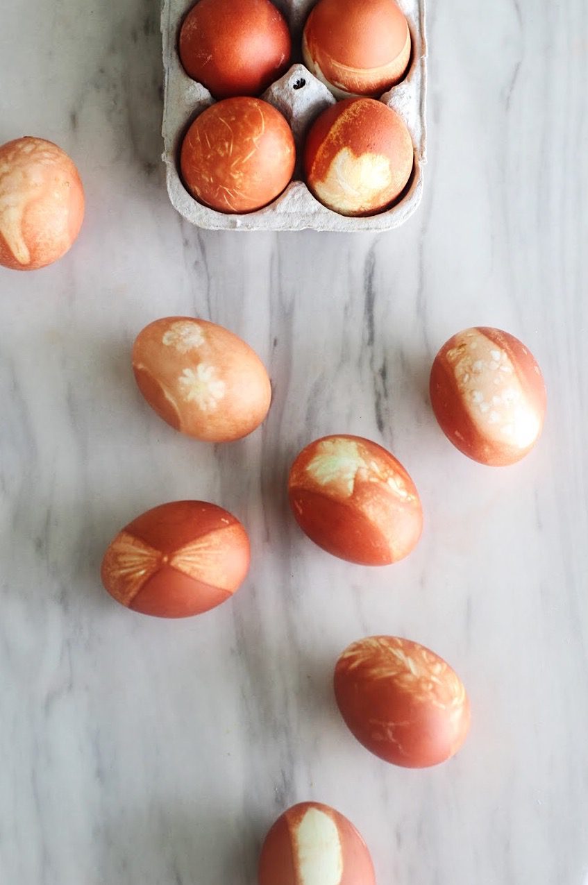 Easter Crafts: How to Dye Eggs Naturally with Onion Skins + a tutorial featured by Top US Craft Blog + The Pretty Life Girls