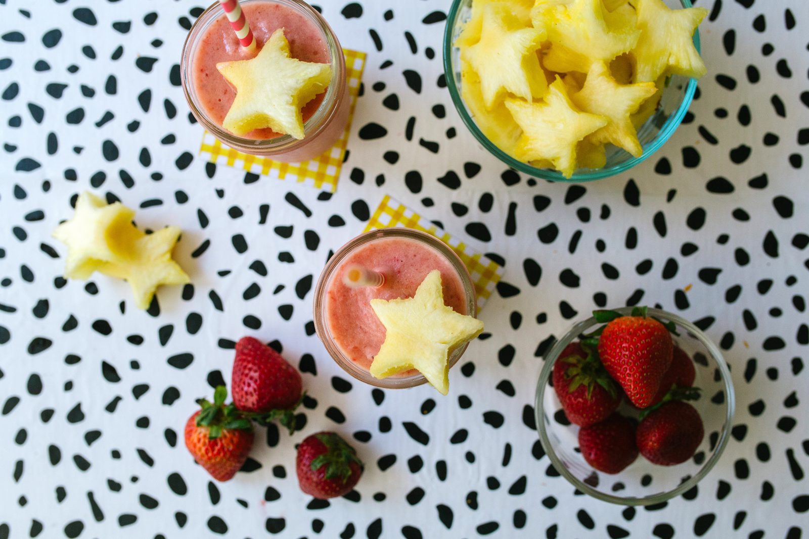 Quick and Easy Snacks: Mixed Fruit Applesauce Smoothie Recipe + a tutorial featured by Top US Craft Blog + The Pretty Life Girls