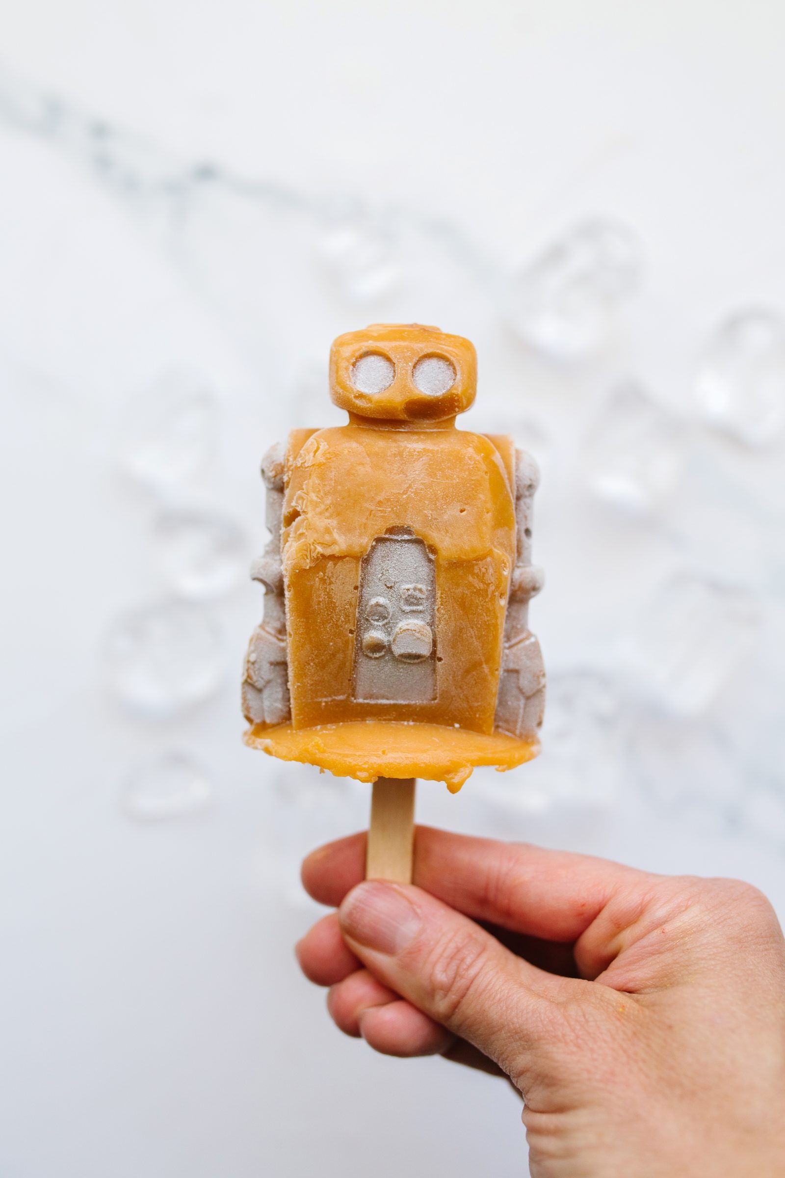 Summer Snacks: Metallic-Dusted Robot Pudding Pops Recipe + a tutorial featured by Top US Craft Blog + The Pretty Life Girls