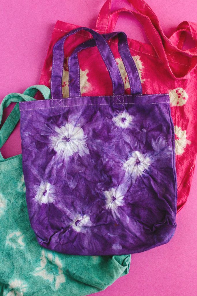 DIY Sunburst Tie Dye Tote Bags | The Pretty Life Girls