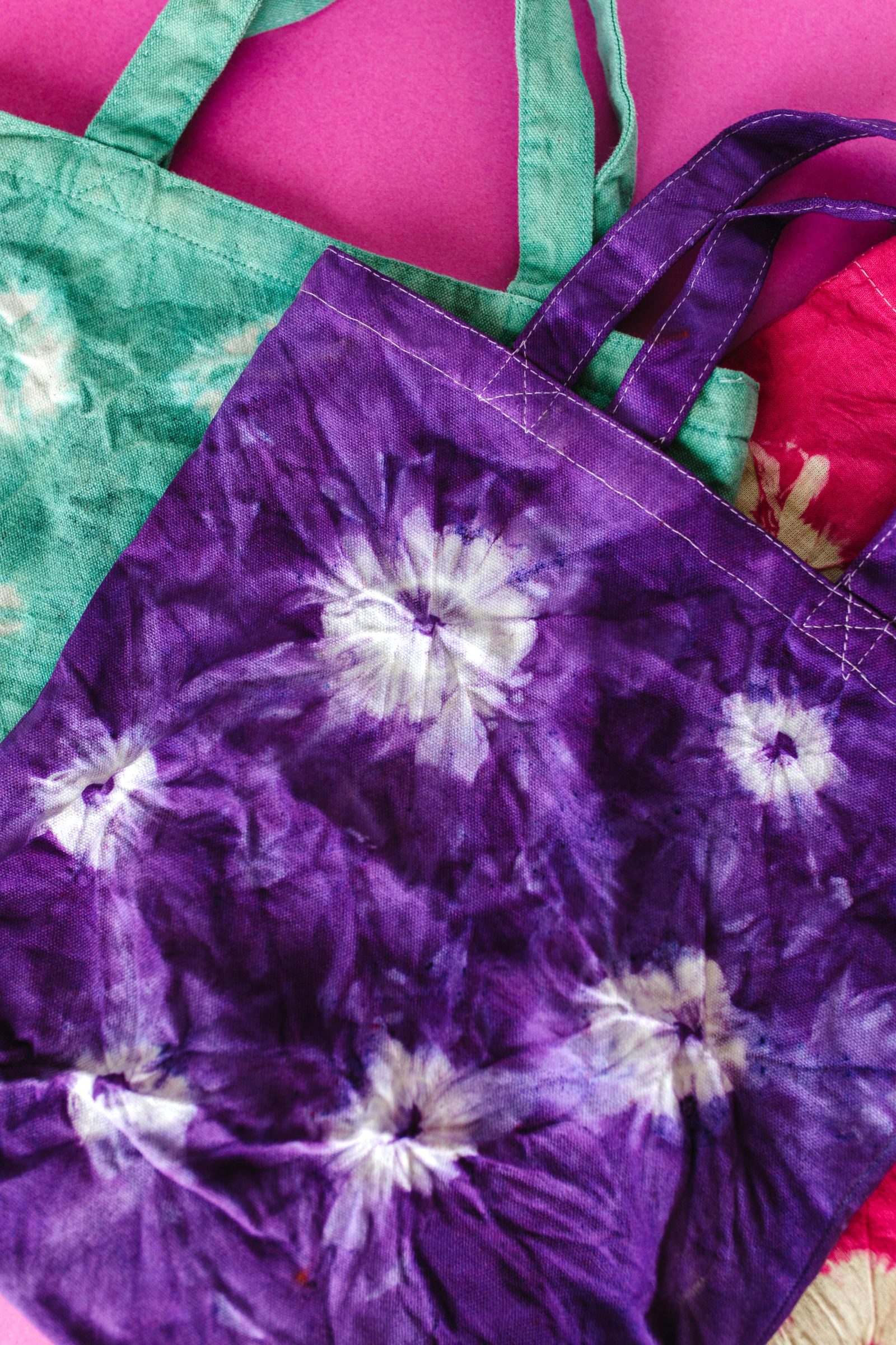 DIY Sunburst Tie Dye Tote Bags | The Pretty Life Girls