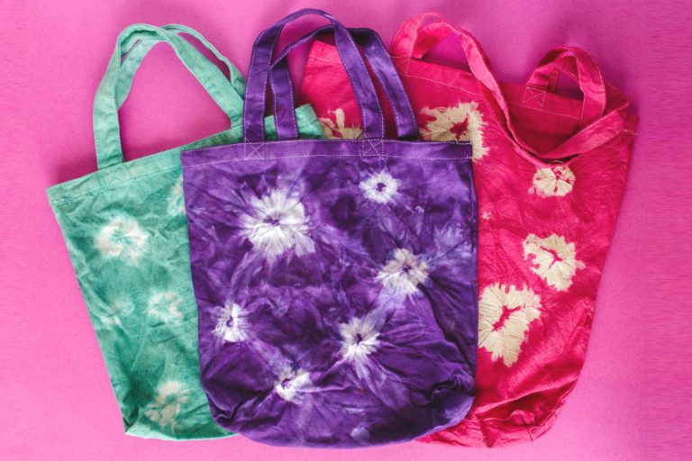 DIY Sunburst Tie Dye Tote Bags | The Pretty Life Girls