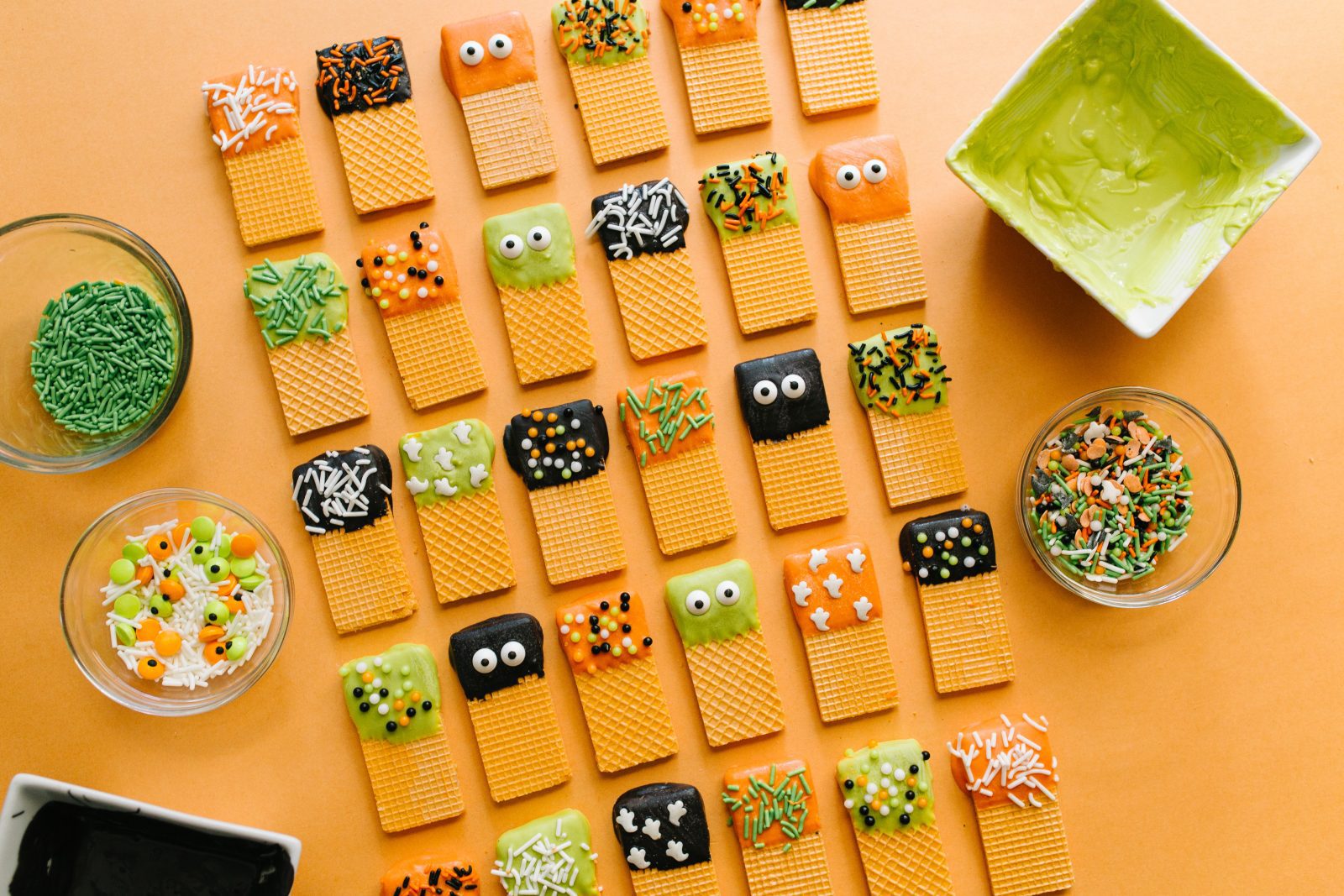 Halloween Treat Ideas: Spooky Dipped Wafer Cookies + a tutorial featured by Top US Craft Blog + The Pretty Life Girls