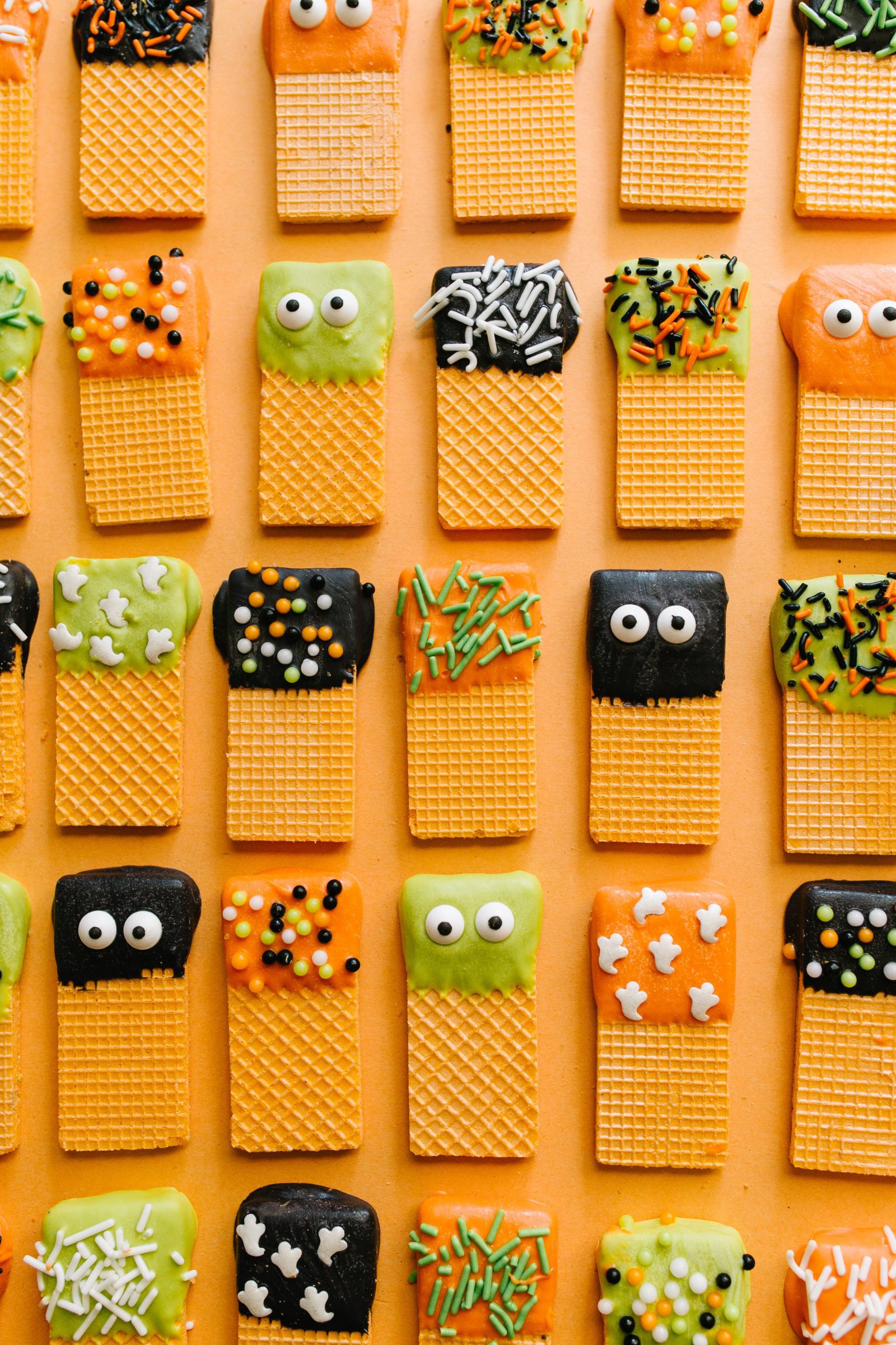Halloween Treat Ideas: Spooky Dipped Wafer Cookies + a tutorial featured by Top US Craft Blog + The Pretty Life Girls