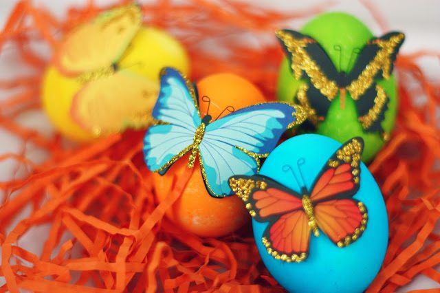 8 Easter Egg Decorating Ideas + a tutorial featured by Top US Craft Blog + The Pretty Life Girls: Butterfly Sticker Easter Eggs
