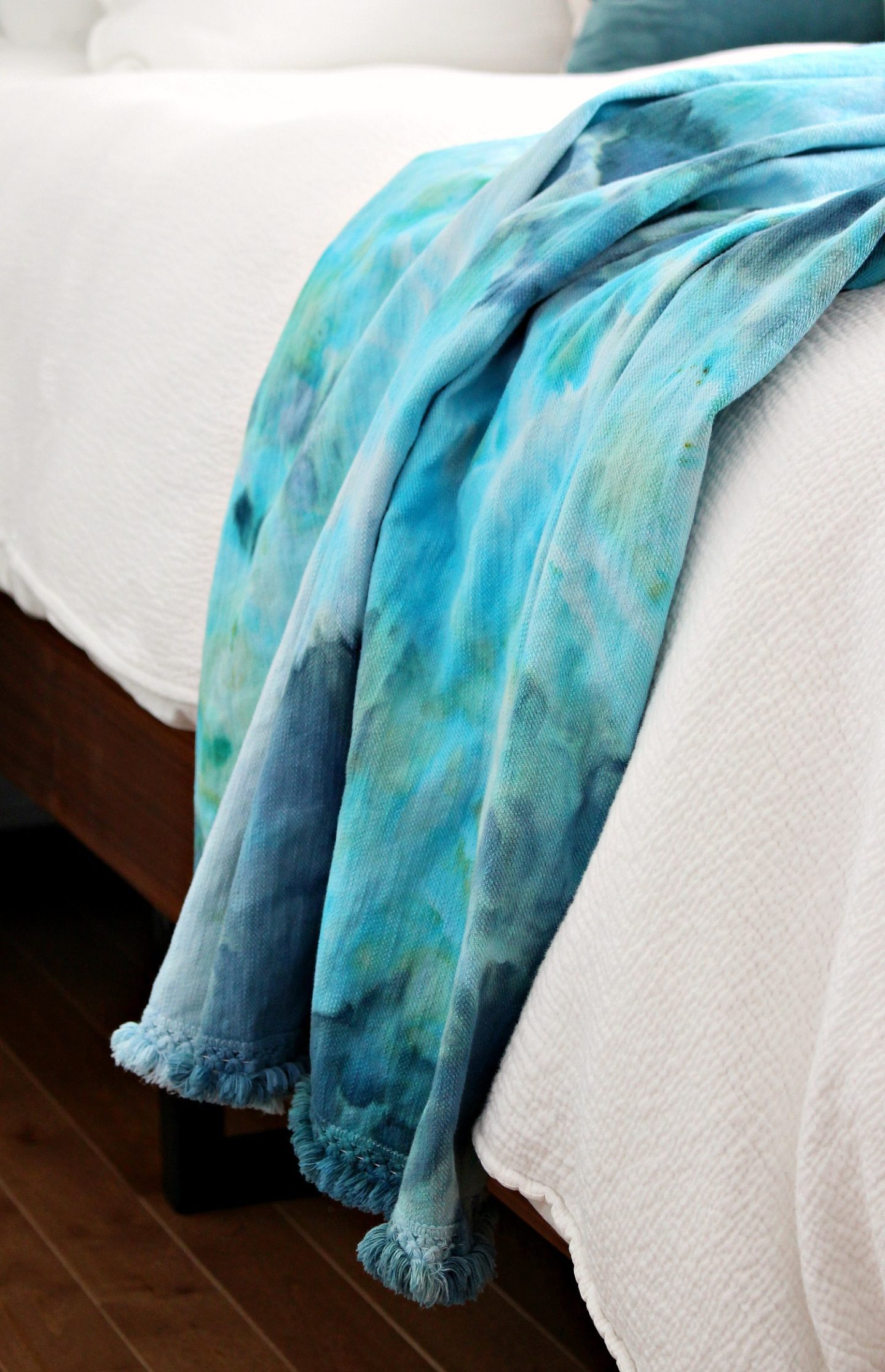 10 DIY Tie Dye Projects to Make + featured by Top US Craft Blog + The Pretty Life Girls: Ice Dyed Throw Blanket