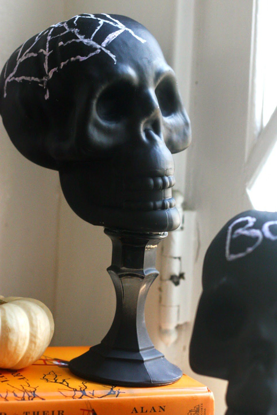 DIY-Skull-Crafts-Halloween-Decor-Chalkboard-Skull-3