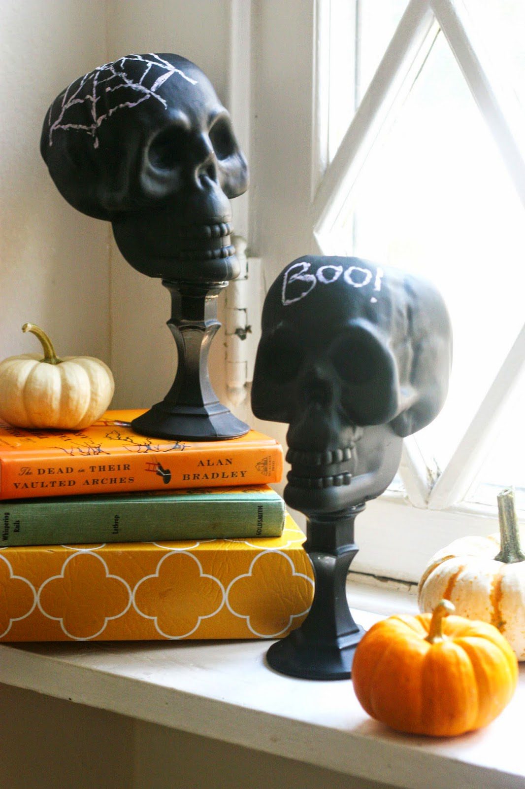 DIY-Skull-Crafts-Halloween-Decor-Chalkboard-Skull-2