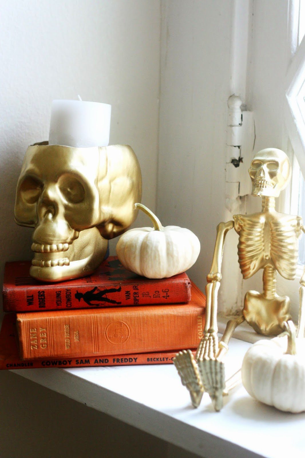 DIY-Skull-Crafts-Halloween-Decor-Candle-Holder-2