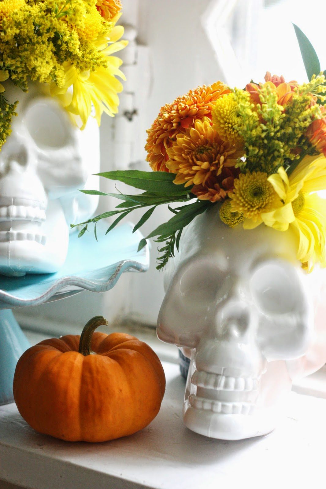 DIY-Skull-Crafts-Halloween-Decor-Skull-Vase-2
